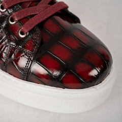 Zapatillas deportivas burdeos con estampado de cocodrilo