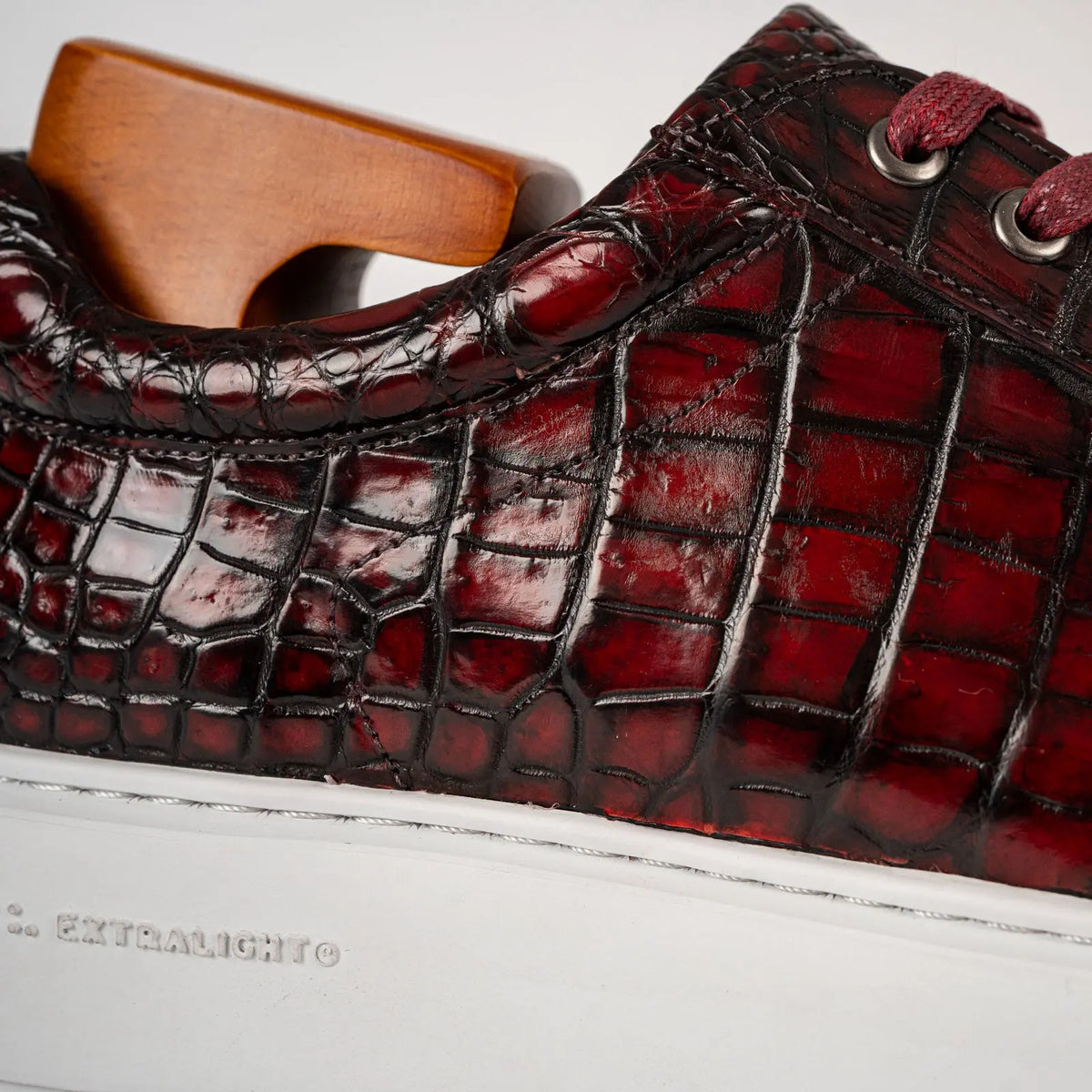 Zapatillas deportivas burdeos con estampado de cocodrilo