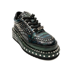 Sneaker con plateau e borchie effetto coccodrillo
