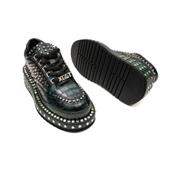 Sneaker con plateau e borchie effetto coccodrillo