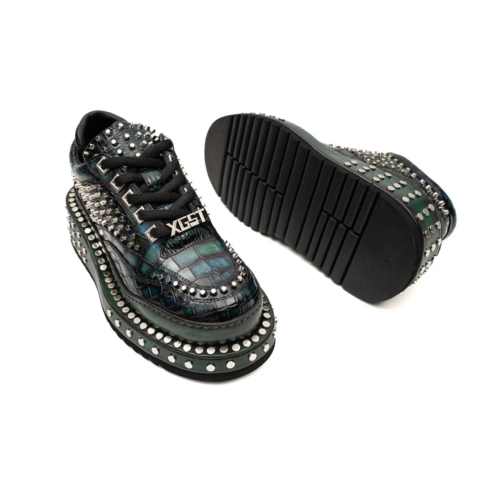 Sneaker con plateau e borchie effetto coccodrillo