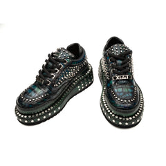 Sneaker con plateau e borchie effetto coccodrillo