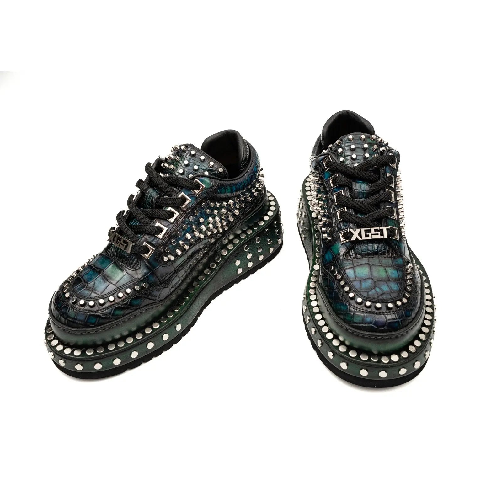 Sneaker con plateau e borchie effetto coccodrillo