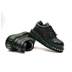 Sneaker con plateau e borchie effetto coccodrillo