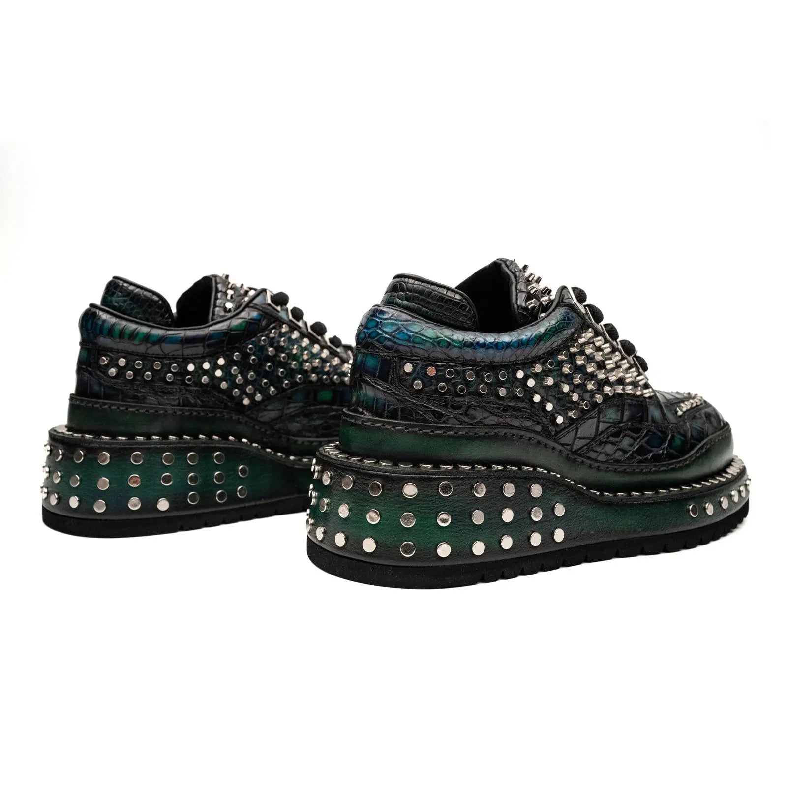 Baskets à plateforme cloutées en crocodile du Nil
