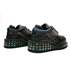 Sneaker con plateau e borchie effetto coccodrillo