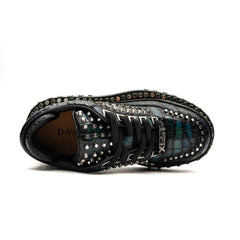 Sneaker con plateau e borchie effetto coccodrillo
