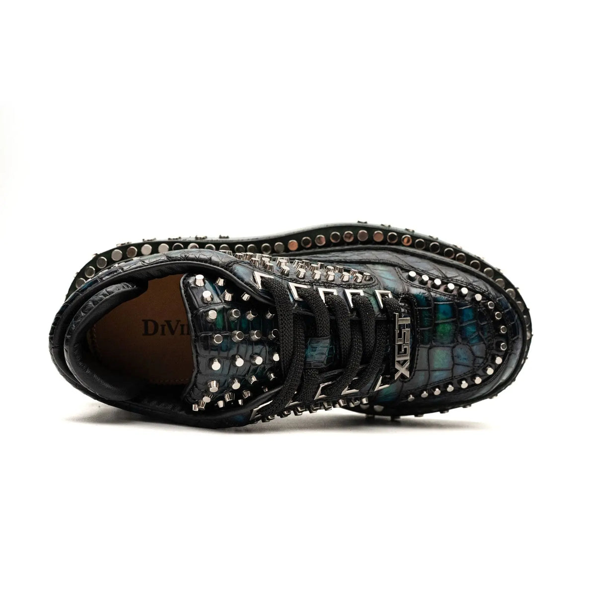 Sneaker con plateau e borchie effetto coccodrillo