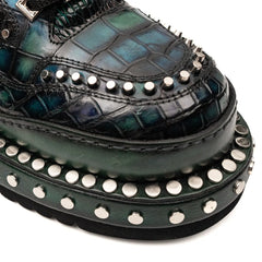Sneaker con plateau e borchie effetto coccodrillo