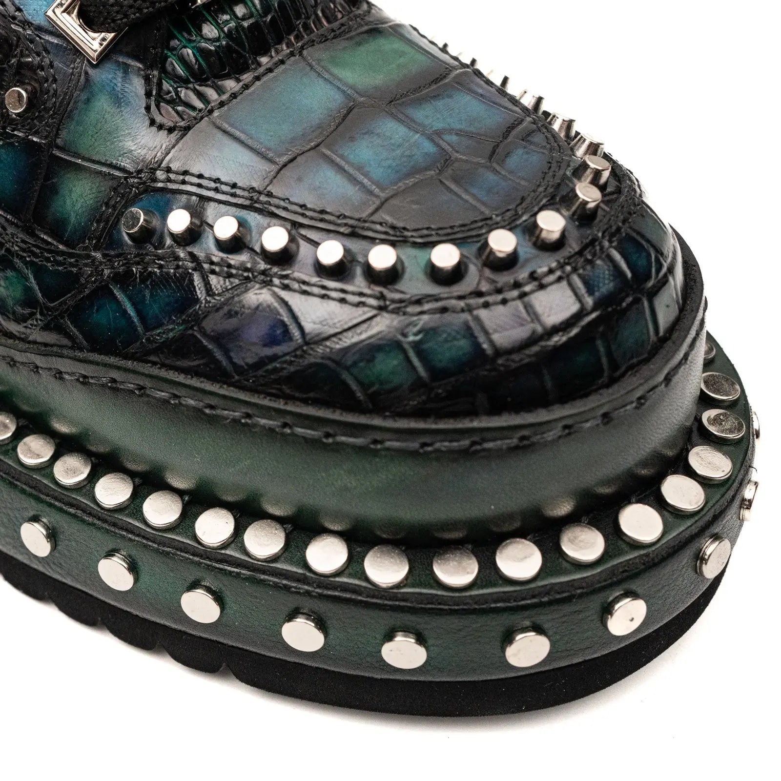Sneaker con plateau e borchie effetto coccodrillo