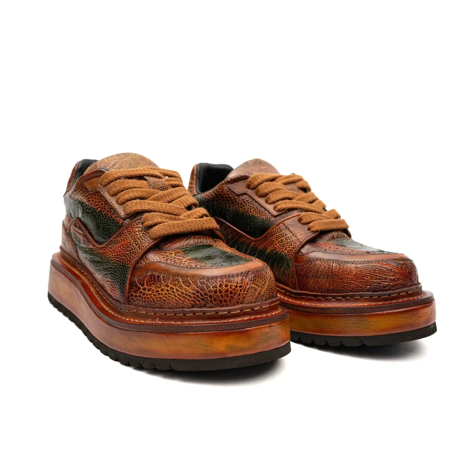 Tênis plataforma com spikes em crocodilo conhaque