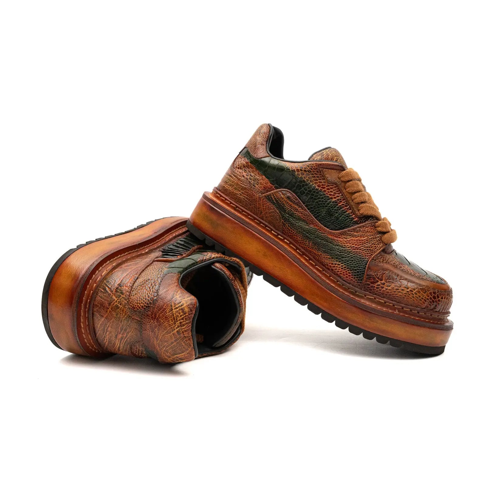 Tênis plataforma com spikes em crocodilo conhaque