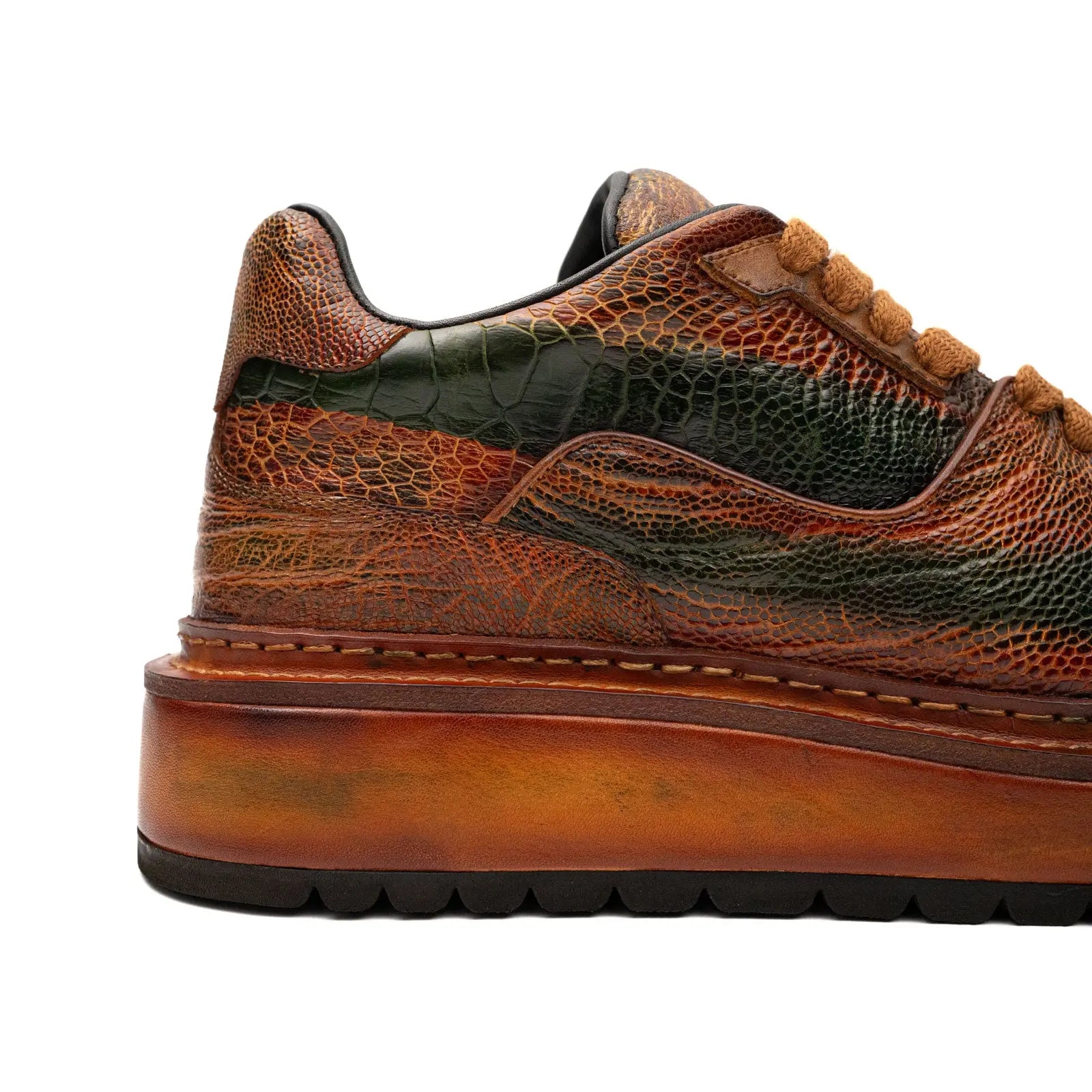 Tênis plataforma com spikes em crocodilo conhaque