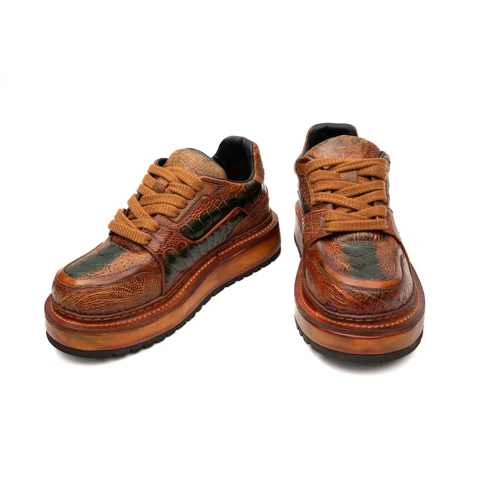 Tênis plataforma com spikes em crocodilo conhaque