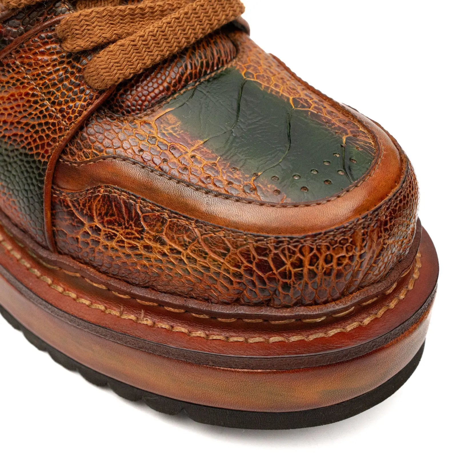 Tênis plataforma com spikes em crocodilo conhaque