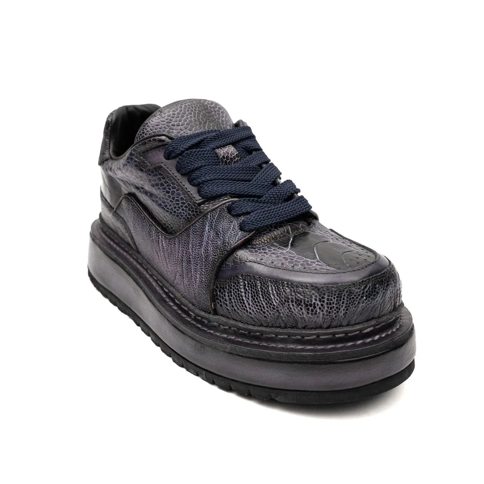 Tênis plataforma com spikes em crocodilo conhaque