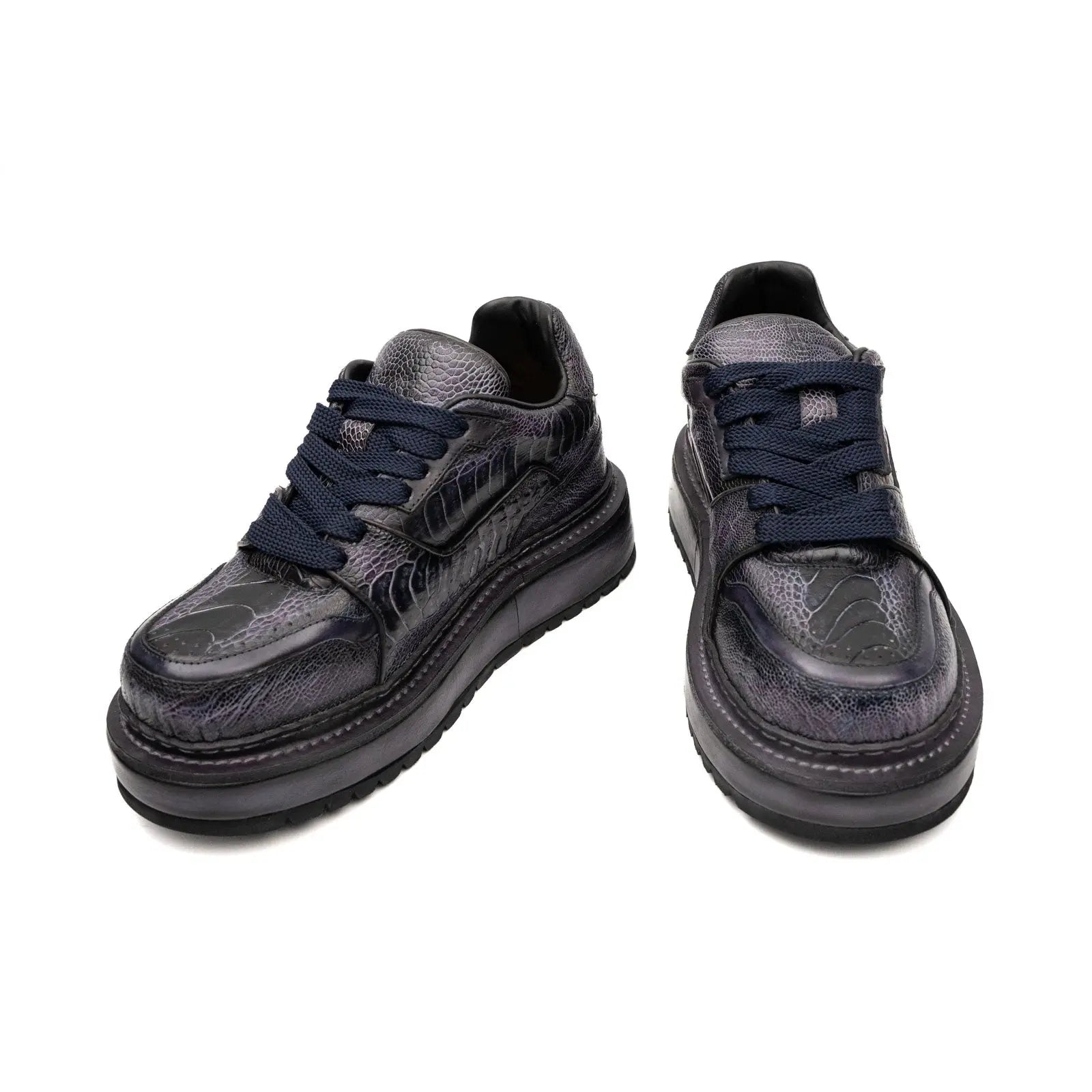 Tênis plataforma com spikes em crocodilo conhaque