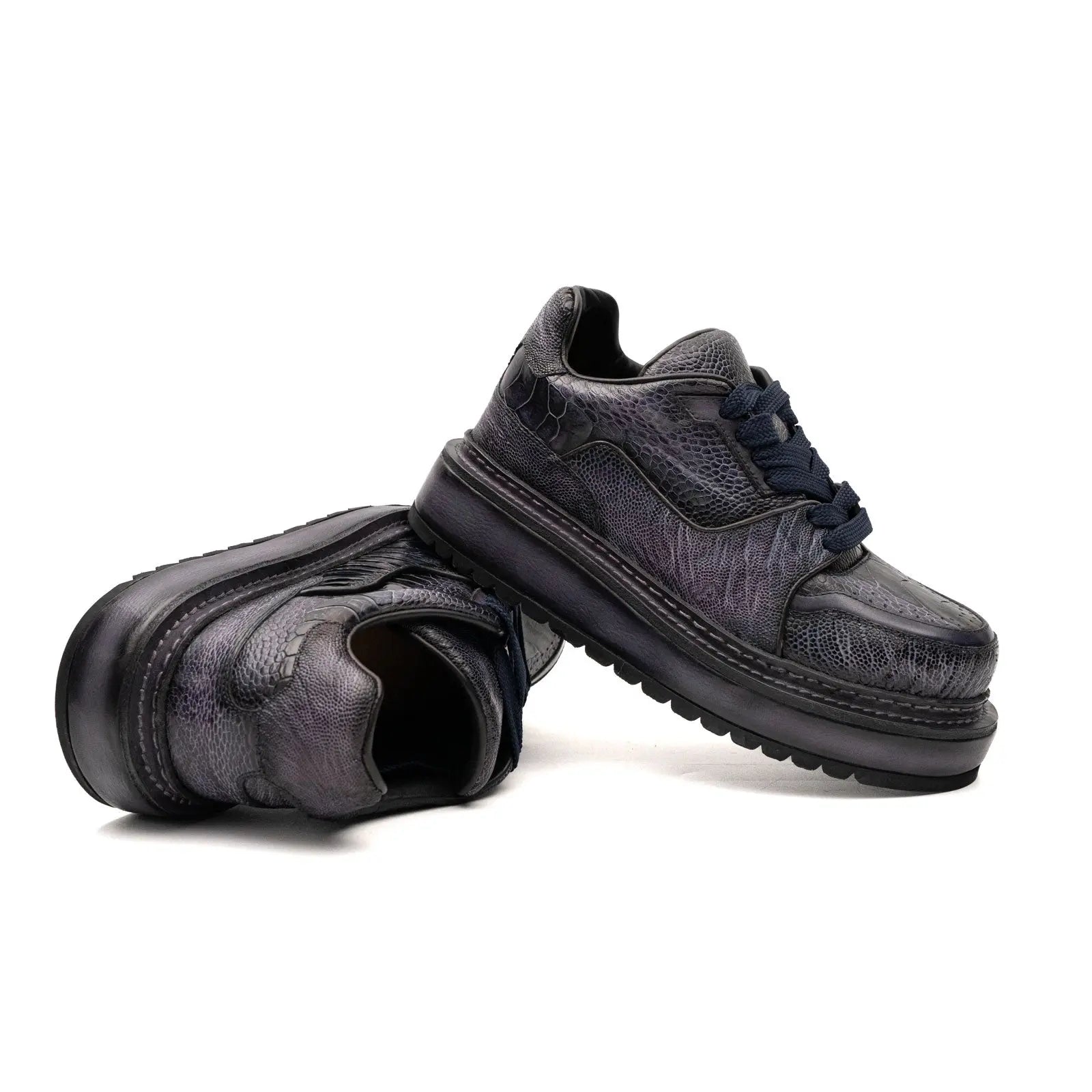 Tênis plataforma com spikes em crocodilo conhaque