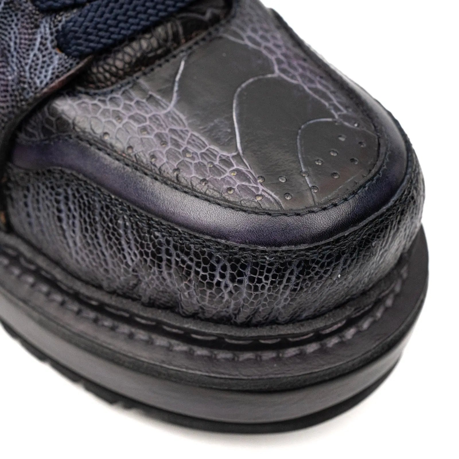 Tênis plataforma com spikes em crocodilo conhaque