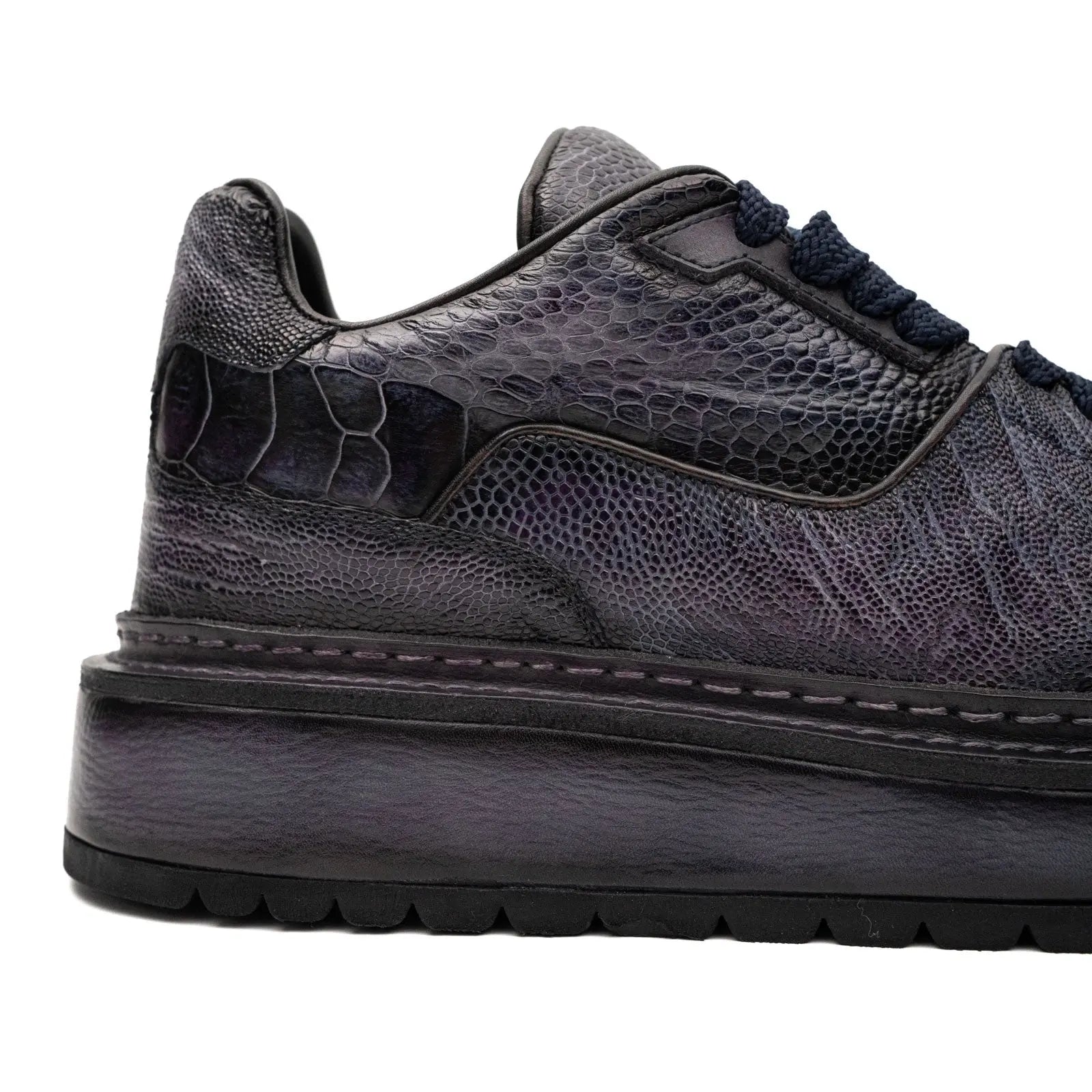 Tênis plataforma com spikes em crocodilo conhaque