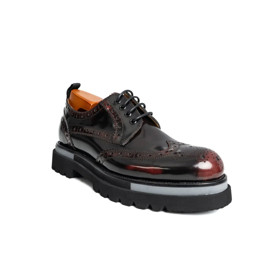 Zapatos brogue de color blanco roto con suela de rayas
