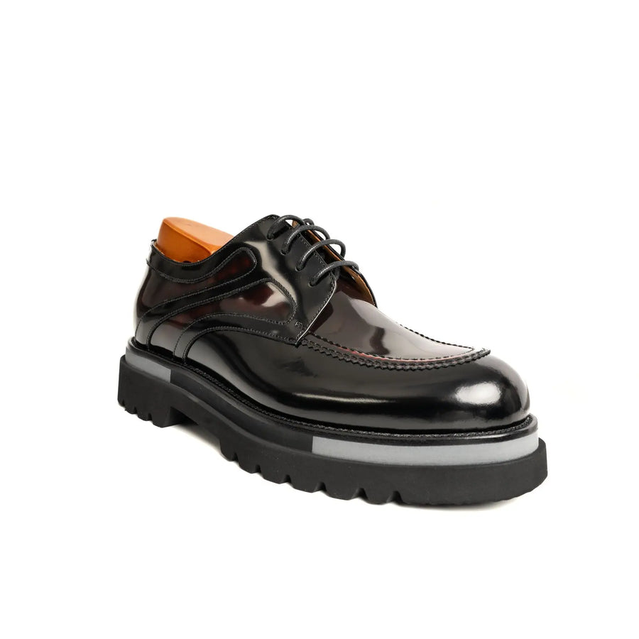 Scarpe brogue beige con suola a strisce