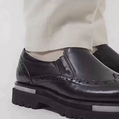 Mocassino nero brogue con suola a carrarmato