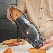 Scarpe in pelle blu con cinturino e suola spessa. 