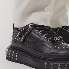 Sneakers con plateau e borchie nere