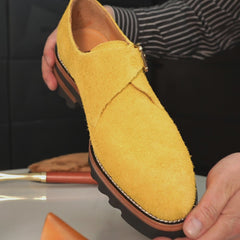 Scarpe monk in camoscio color senape