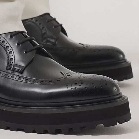 Schwarzer Wingtip-Derby mit Lug-Sohle